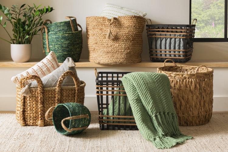 Basket with online throws